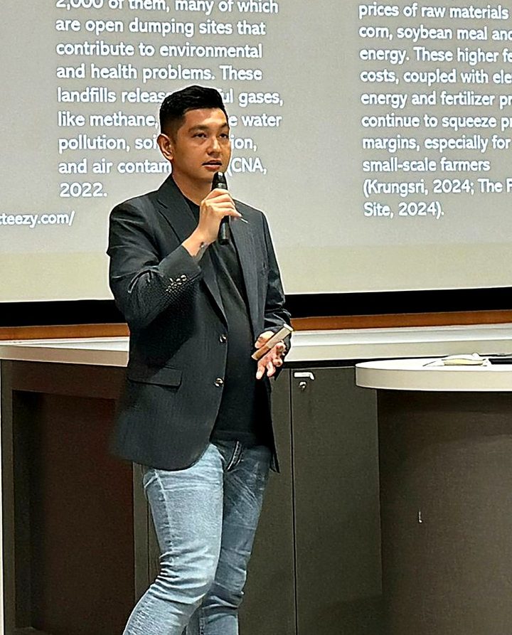 Jayden Khoo teaching a session